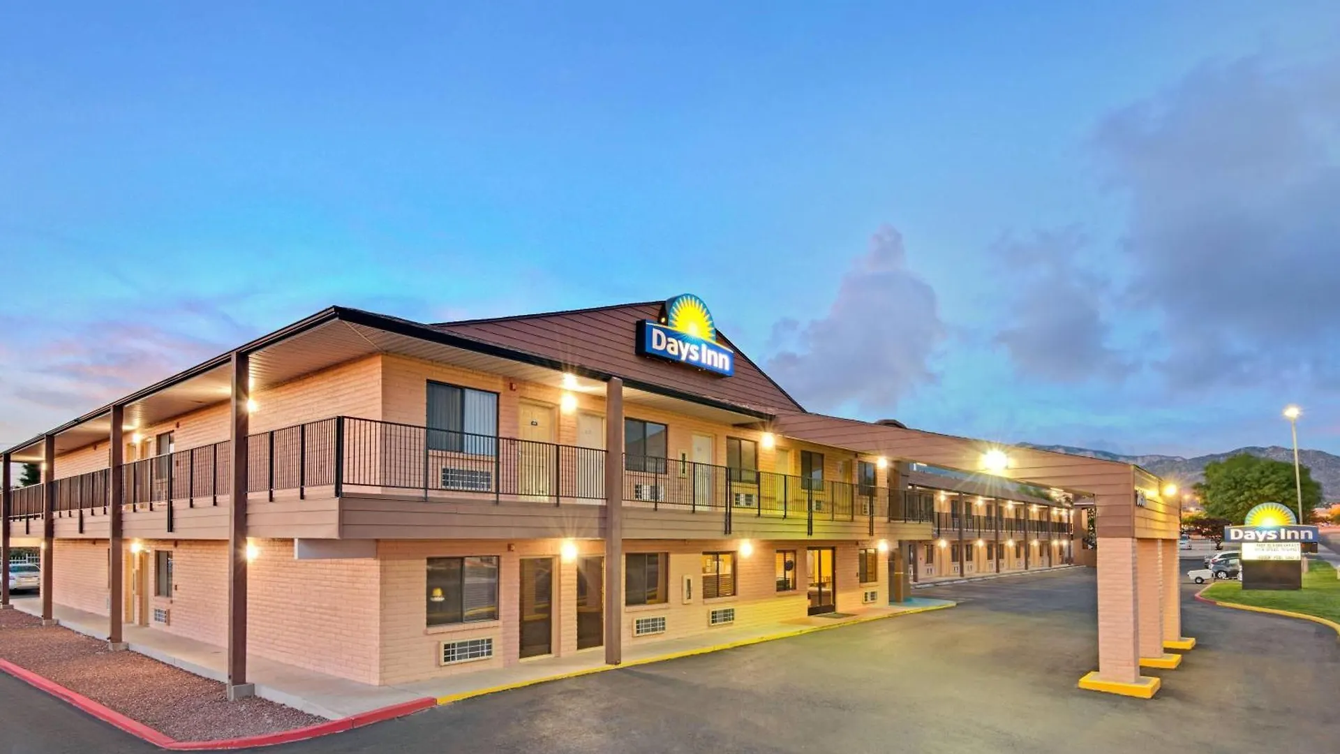 10 Top-Rated Airport Hotels Close to Jonson Gallery